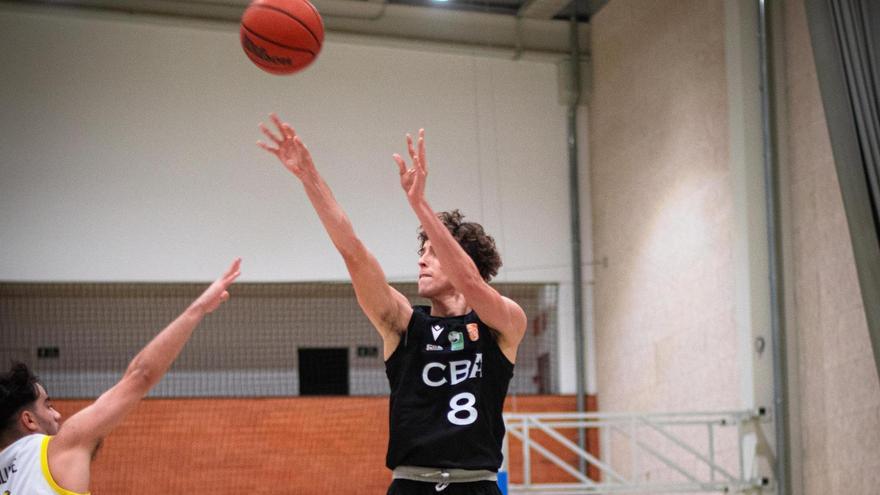 Lanzamiento de un jugador del CBA Spain.