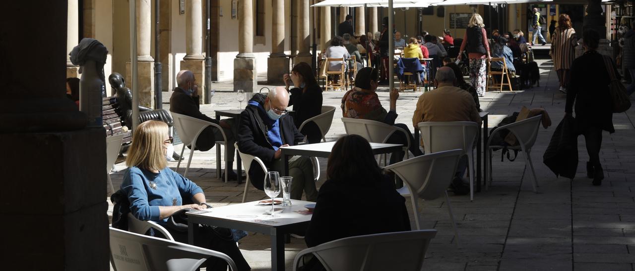 Clientes en terrazas de hostelería en el centro de Oviedo.