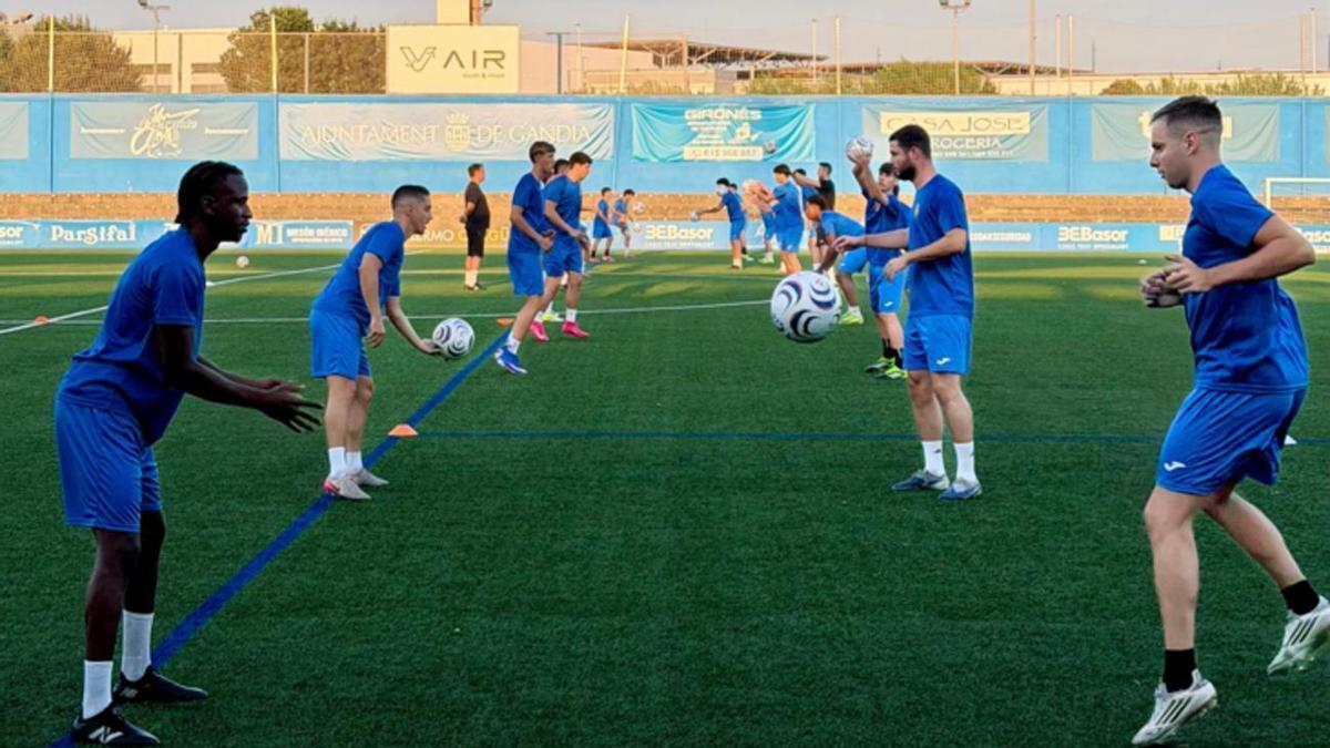 Jugadores del primer equipo del CF Gandia, en uno de los entrenamientos de esta semana