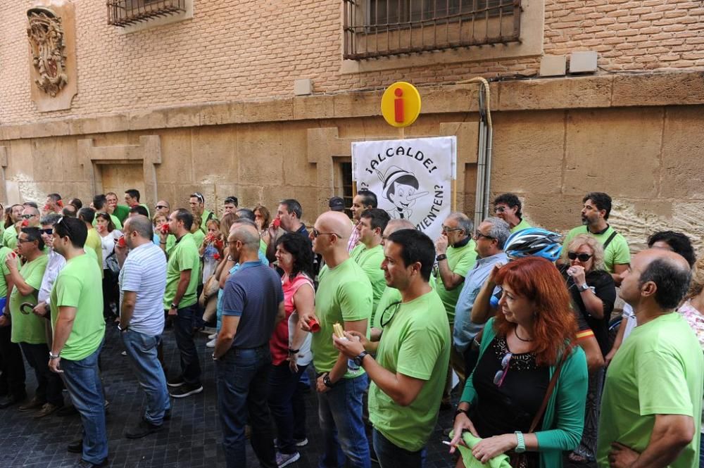 Pleno municipal con protesta