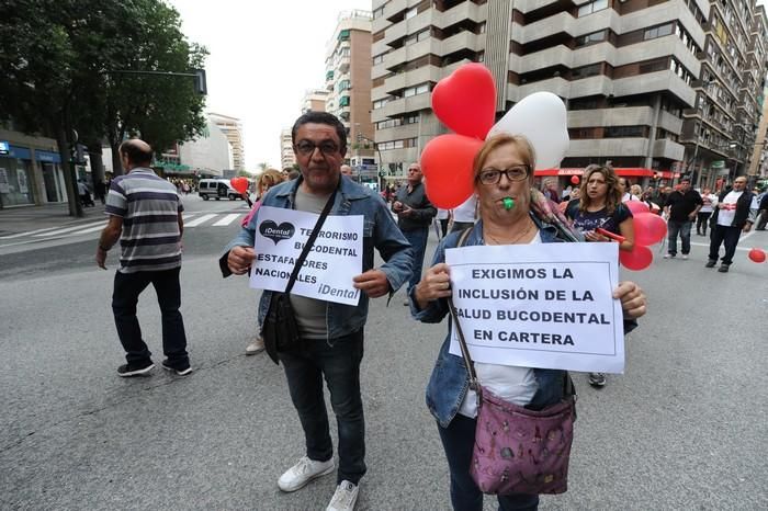 Manifestación de afectados por el cierre de iDenta