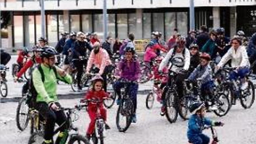 La pedalada va recórrer el centre de Girona ahir al matí.