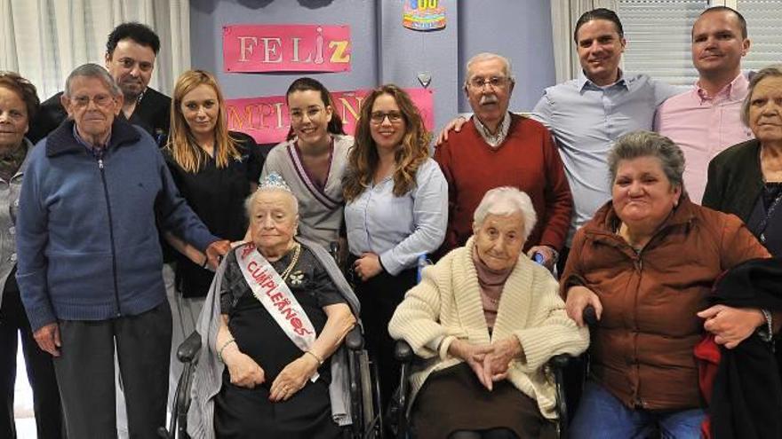 Rosario, ayer, rodeada de compañeros, cuidadores de la residencia Elche Seniors y familia.