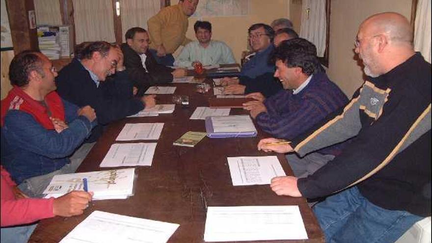 Una de las reuniones organizadas por el Leader con representantes de Adisac y La Voz