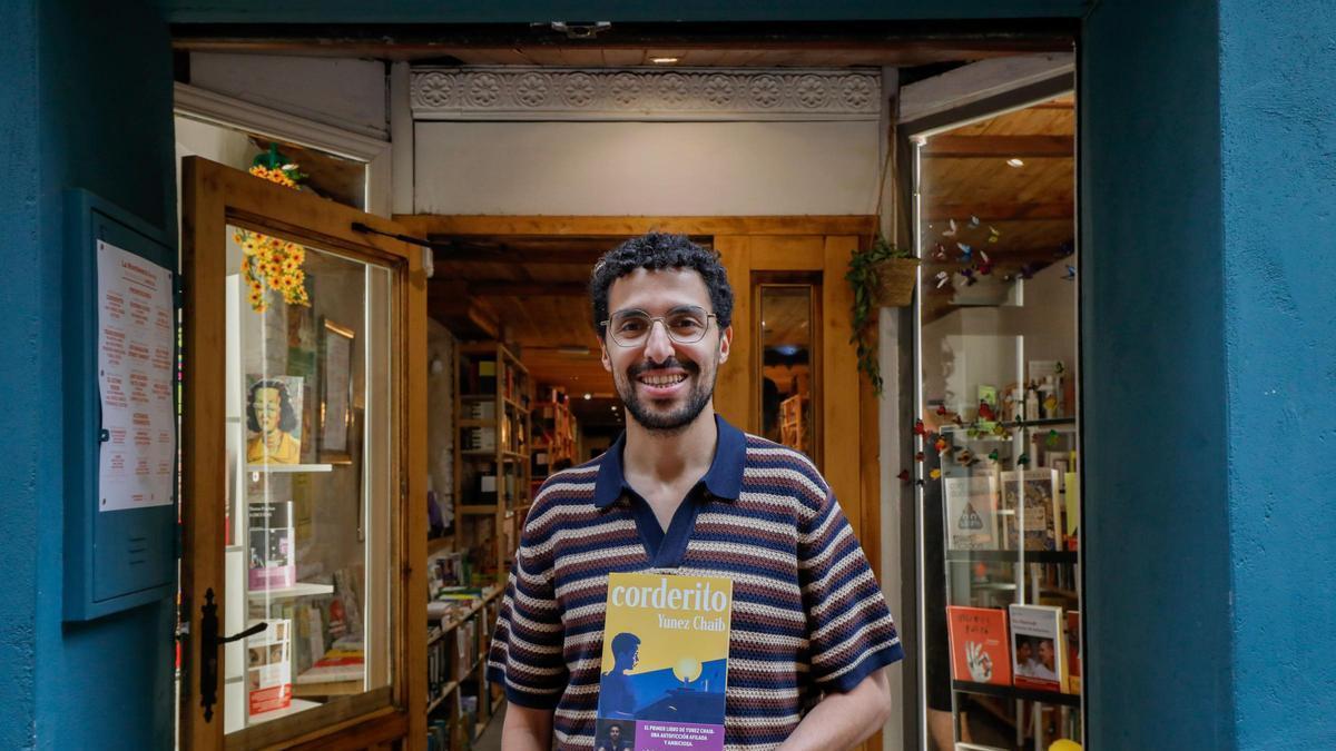 Yunez Chaib publica su primer libro, 'Corderito', en la librería zaragozana 'La Montonera'.