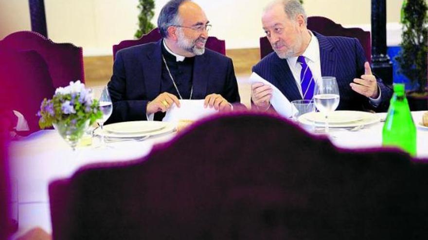 El arzobispo Jesús Sanz y el alcalde Gabino de Lorenzo se disponen a degustar el almuerzo de Ramos en la antigua plaza del pescado.