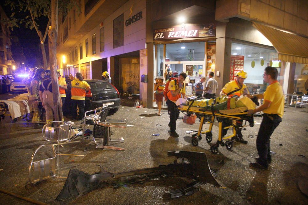 Un cotxe perd el control i atropella nou persones d'una terrassa de Girona