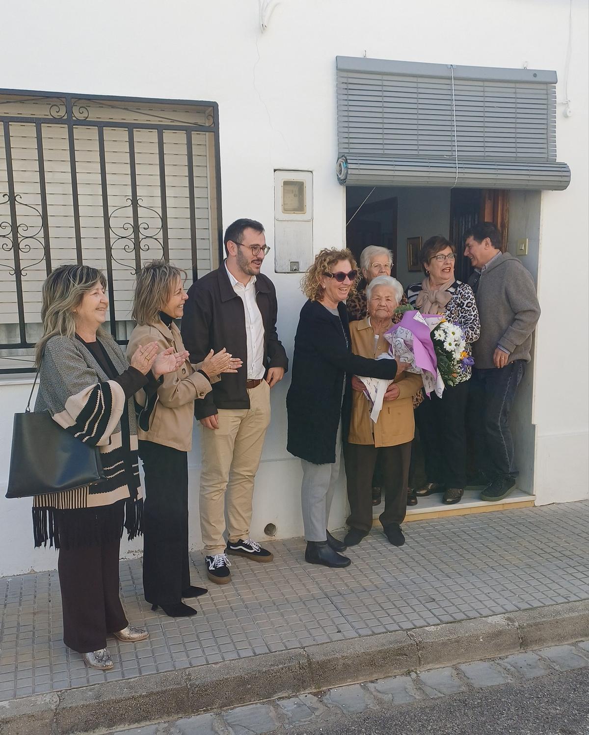 Las autoridades de Daimús agasajan a la mujer centenaria