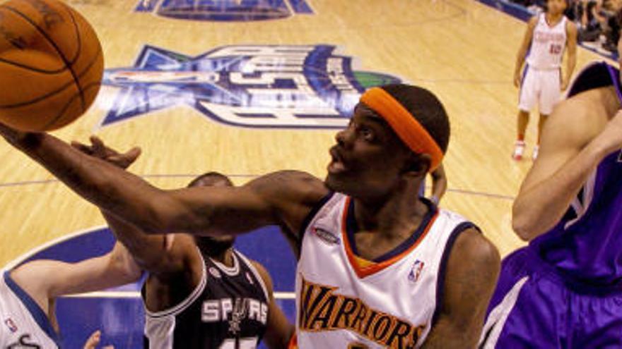 El jugador Anthony Morrow salta para encestar ante Kevin Love, DeJuan Blair, Omri Casspi y Marc Gasol.