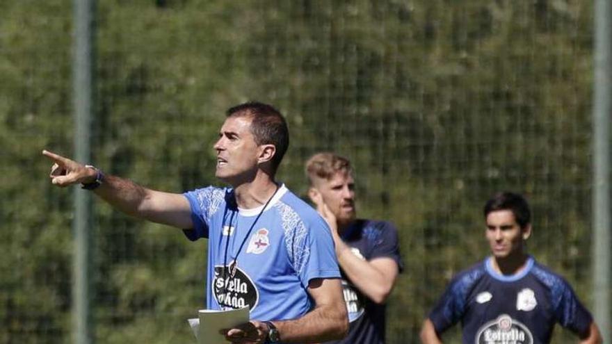 Garitano da instrucciones durante un entrenamiento.