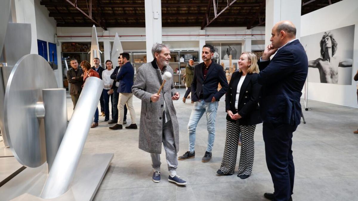 Miquel Navarro junto el alcalde Carlos Fernández Bielsa y la vicepresidenta Natalia Enguix durante la visita de abril.