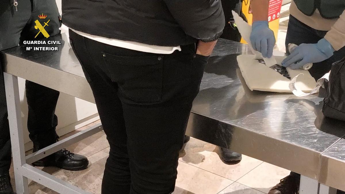 Comprobación del contenido de la maleta con cocaína en el aeropuerto de Alicante-Elche