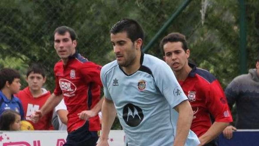 Darío controla un balón en el encuentro de ayer. // Santos Álvarez