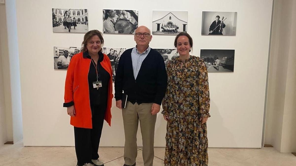 La directora general de Museos y Conjunto Culturales de la Junta de Andalucía, Aurora Villalobos, junto al artista, fotógrafo, investigador y comisario de la muestra, Jorge García Rojas Dragón.