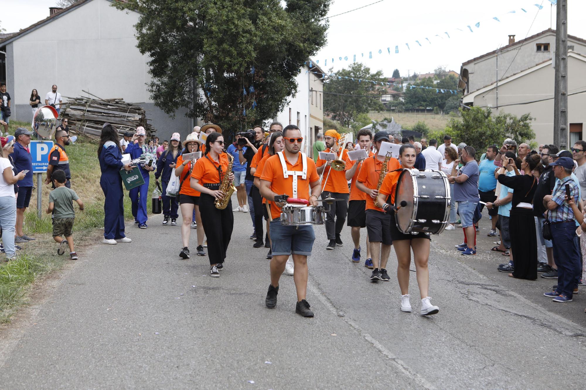 En imágenes: Las carrozas de Valdesoto vuelven con muchas risas