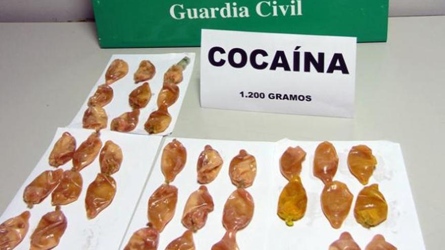 Envoltorios con cocaína líquida que fueron extraídos del cuerpo de la detenida. | lp