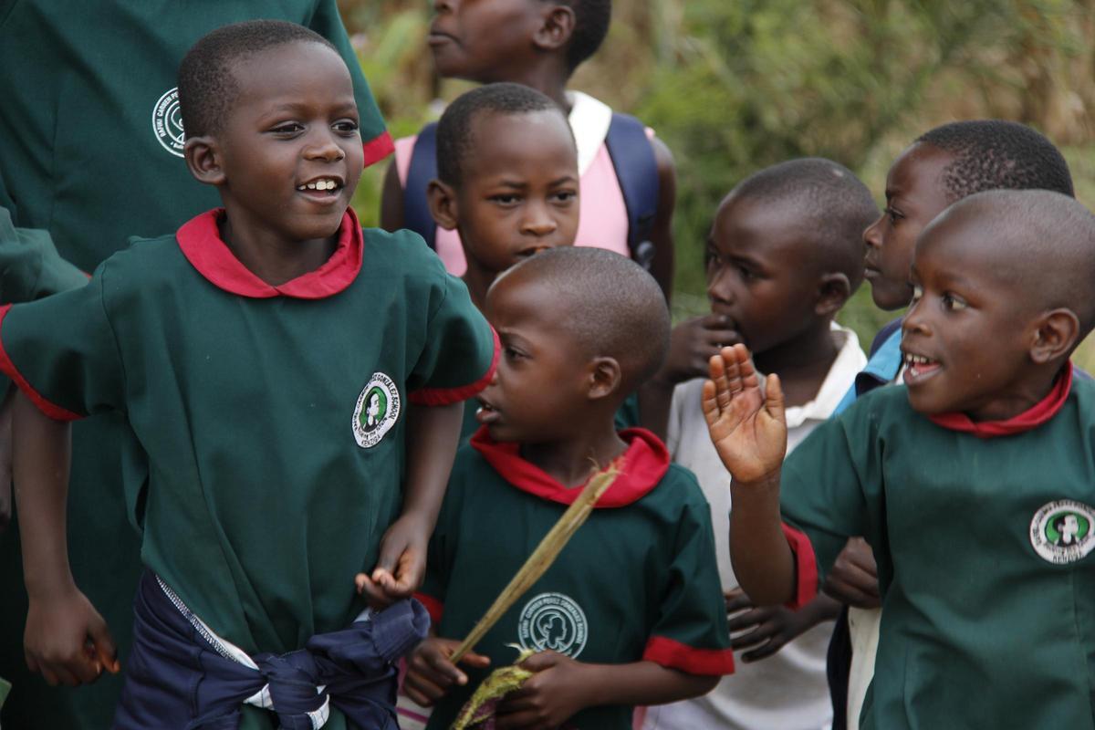 Niños ugandeses a la salida del colegio