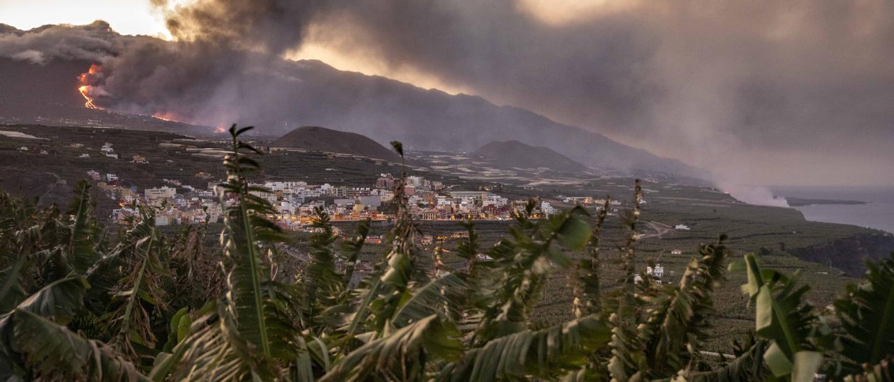 Los científicos recogen muestras de rocas incandescentes para entender la trayectoria de la colada