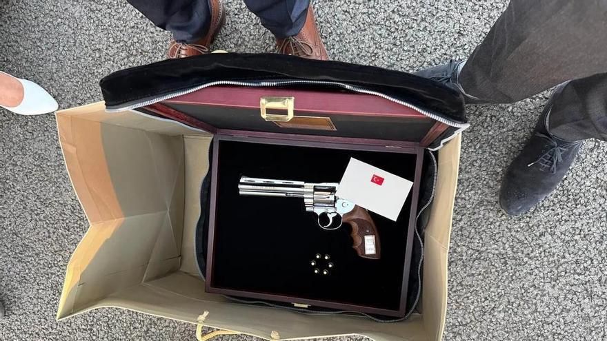 Sánchez recibe un revólver cargado como regalo del presidente turco Erdogan a los líderes de la OTAN
