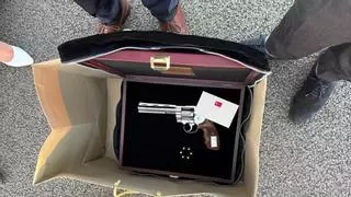Sánchez recibe un revólver cargado como regalo del presidente turco Erdogan a los líderes de la OTAN