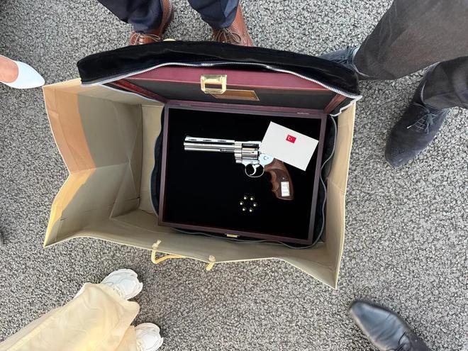 Sánchez recibe un revólver cargado como regalo del presidente turco Erdogan a los líderes de la OTAN