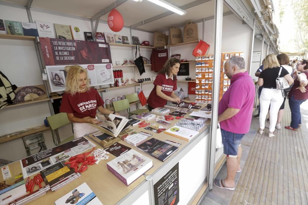 Ambiente del sábado en la Feria del Libro de Murcia