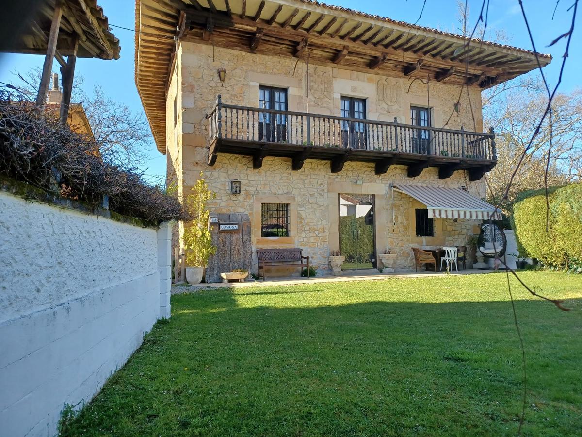 Vista de la fachada principal del palacio.