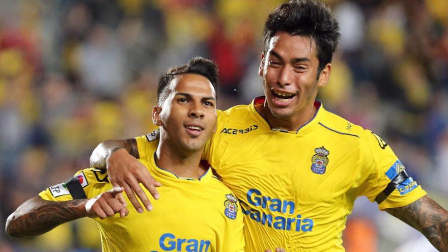 Jonathan Viera (i) y Sergio Araujo celebran la victoria.