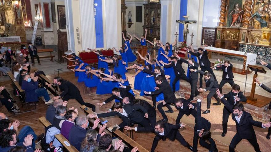Actuación del coro joven de la Comunidad de Madrid en la iglesia. | SERVICIO ESPECIAL