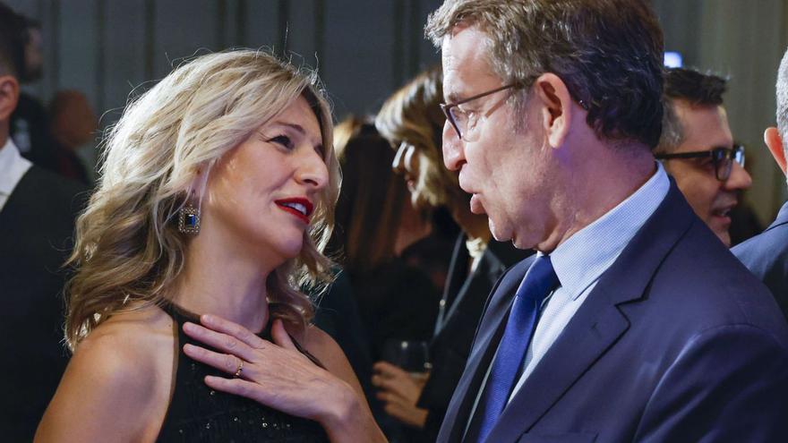 Yolanda Díaz y Alberto Núñez Feijóo, en la entrega de Premios Periodistas Parlamentarios. | // EFE