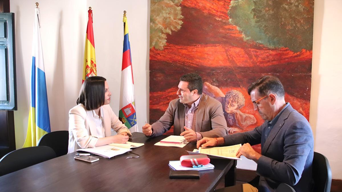 Reunión entre Migdalia Machín y Óscar Noda en el Ayuntamiento de Yaiza.