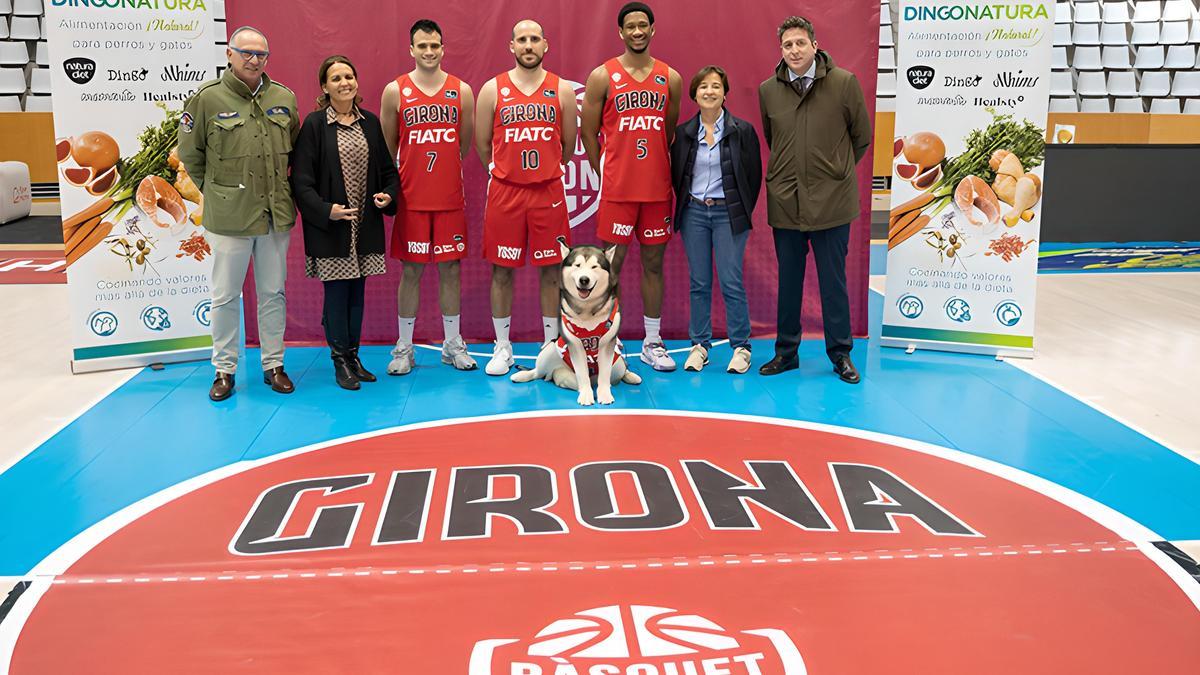 Norte, acompanyat dels jugadors del Bàsquet Girona