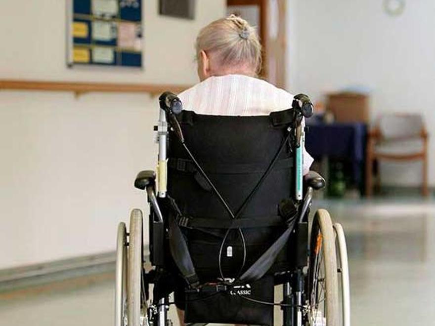 Una usuaria de cuidados paliativos en silla de ruedas
