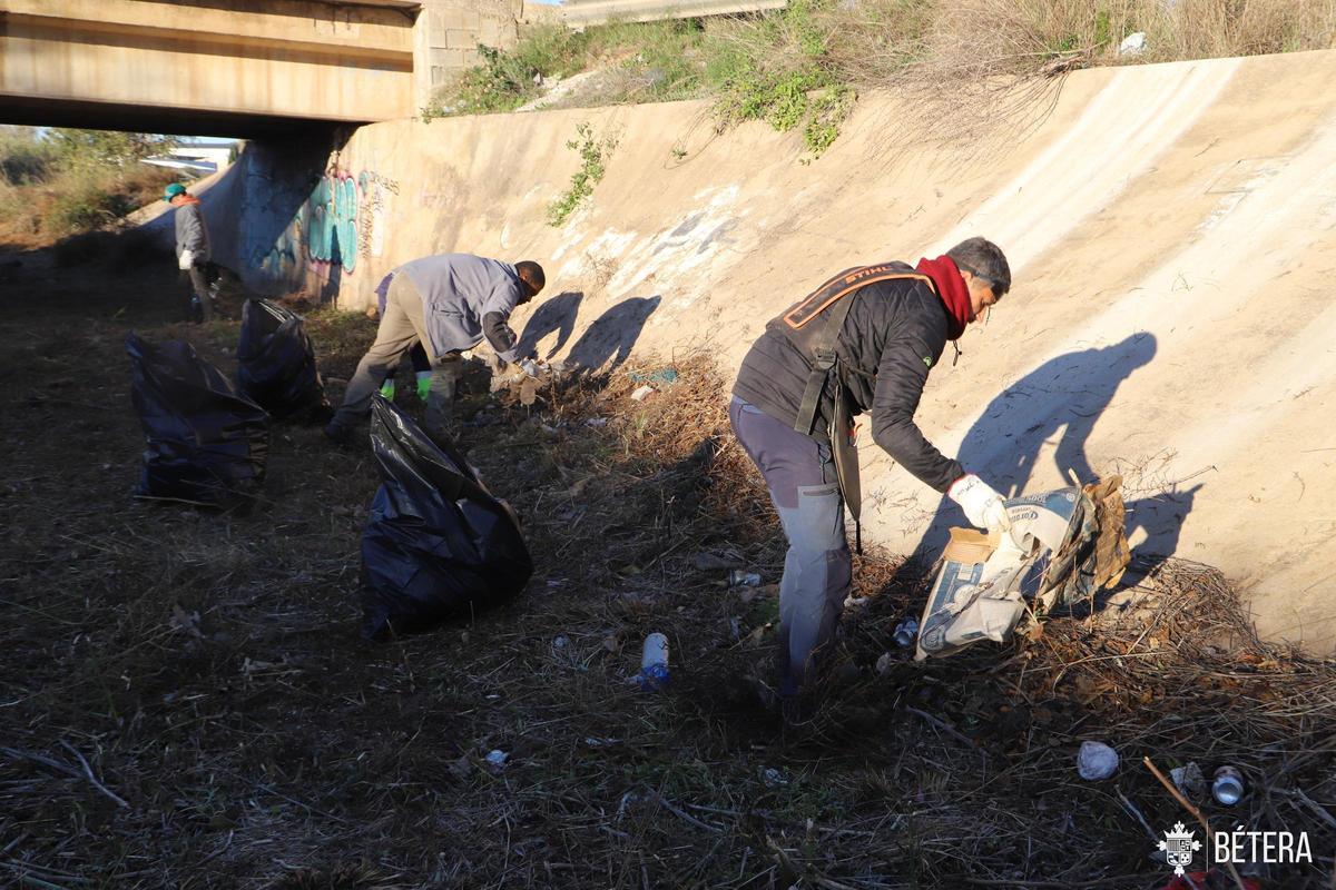 Trabajos de limpieza en el barranco de Carraixet