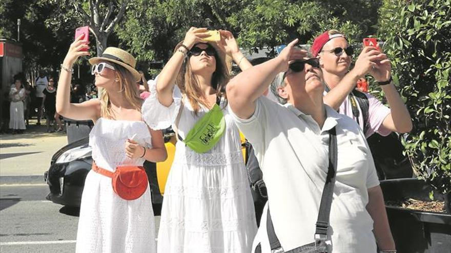 La llegada de turistas a España retrocede pero sube el gasto