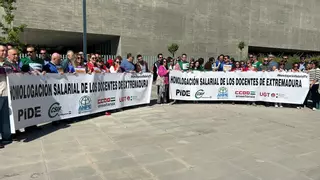 Protesta ante Educación por la homologación salarial de los docentes a la espera de la reunión de mañana