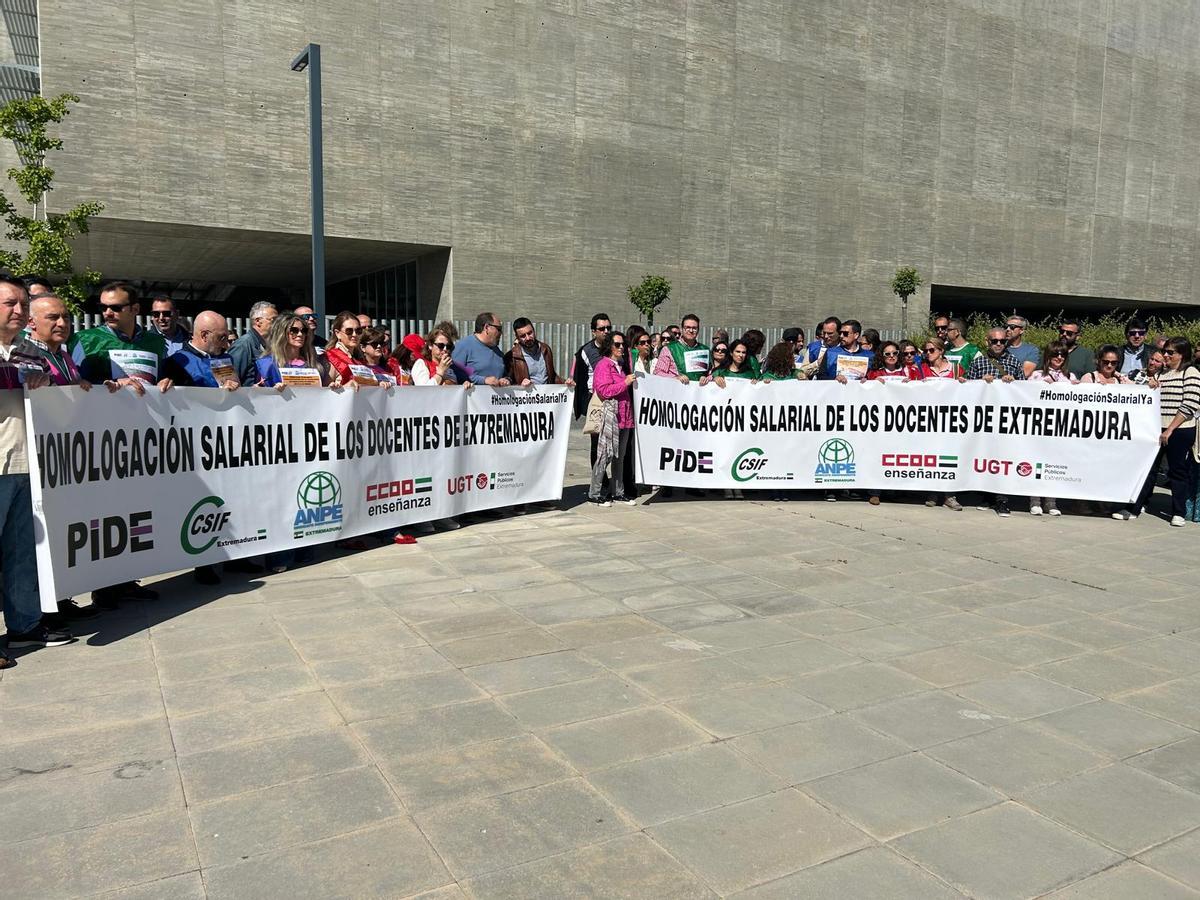 Responsables sindicales y docentes reunidos en una protesta ante la Consejería de Educación.