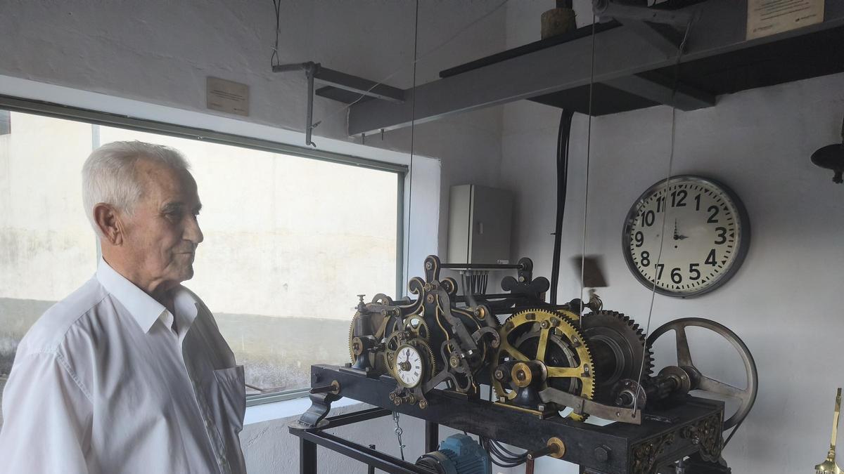 Tomás Borau, con una de las piezas históricas expuestas en el museo.