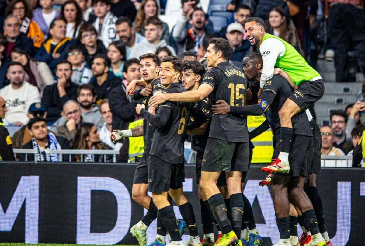 Bellari se sube a la espalda de Diakhaby tras el gol de Hugo Duro.