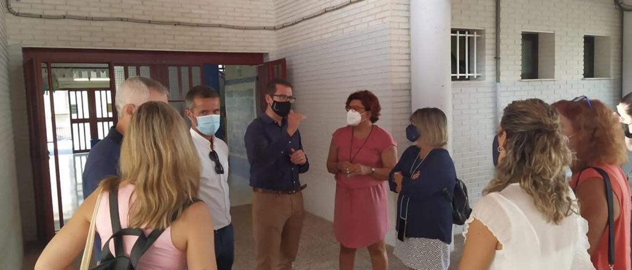 Un momento de la visita a Santa Pola de los responsables de la Conselleria de Educación