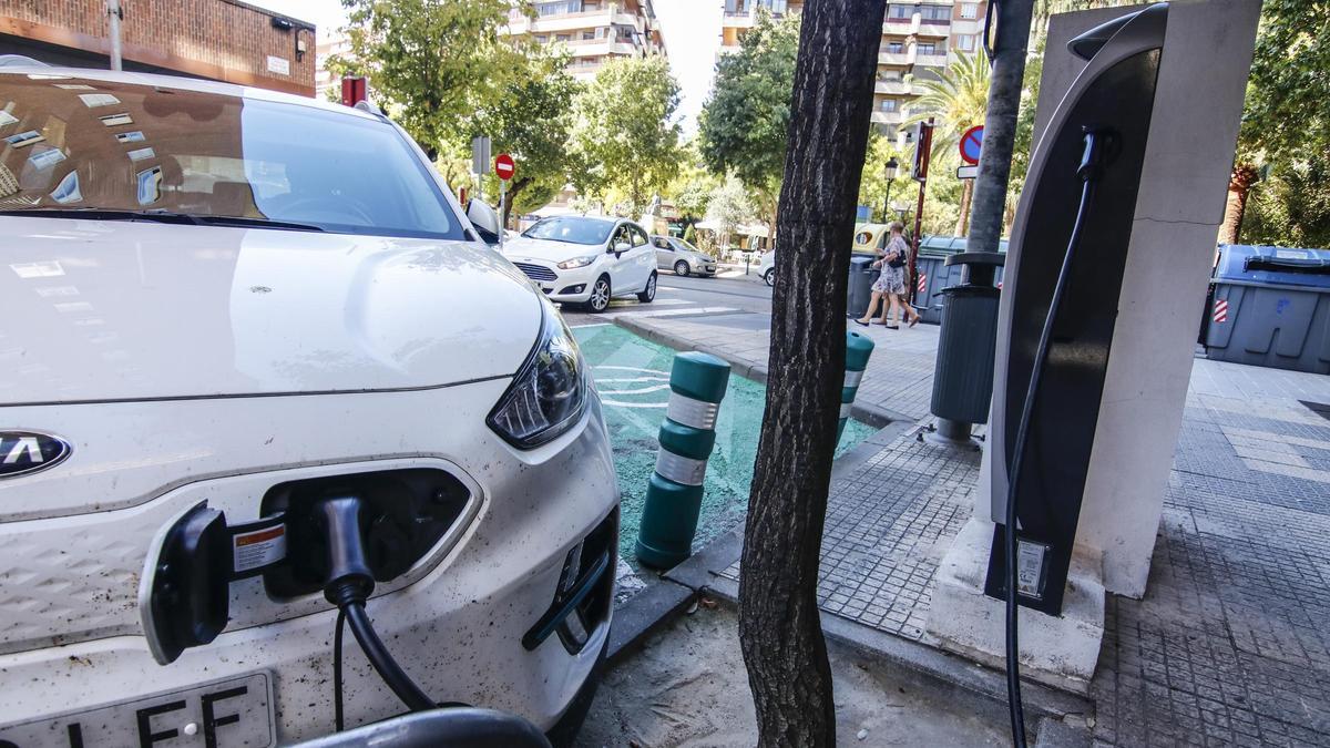 Un coche eléctrico, conectado a un punto de recarga situado en el centro de Cáceres.