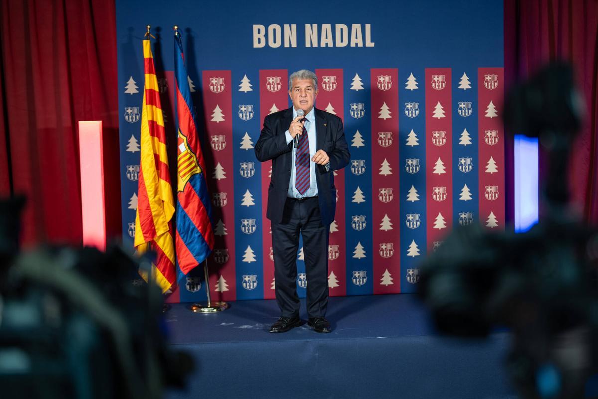 Laporta, en el palco del Camp Nou este viernes.
