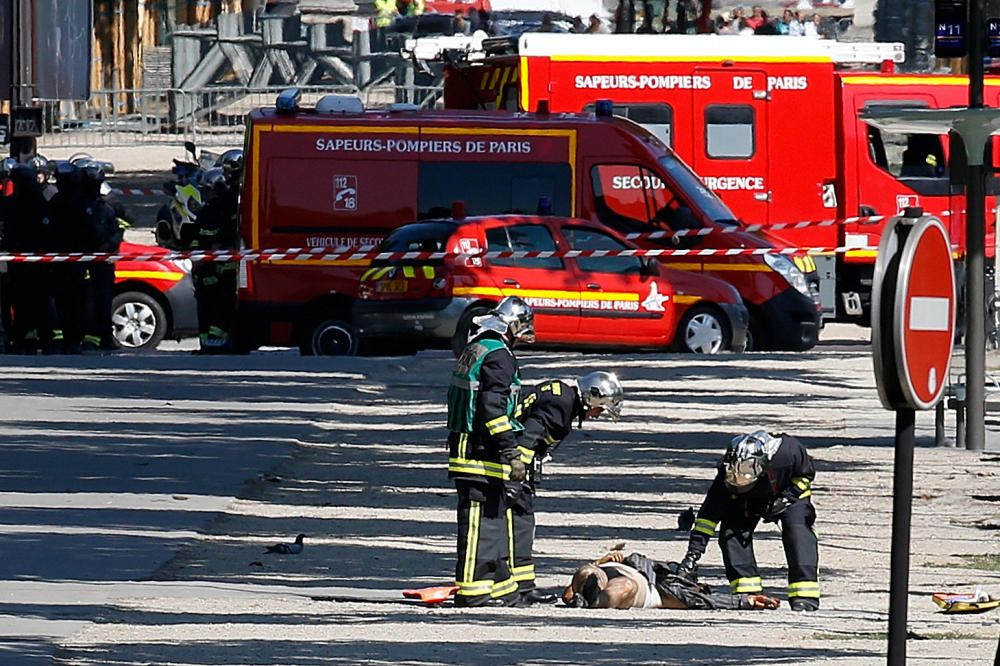 Las imágenes del ataque a un furgón policial en París