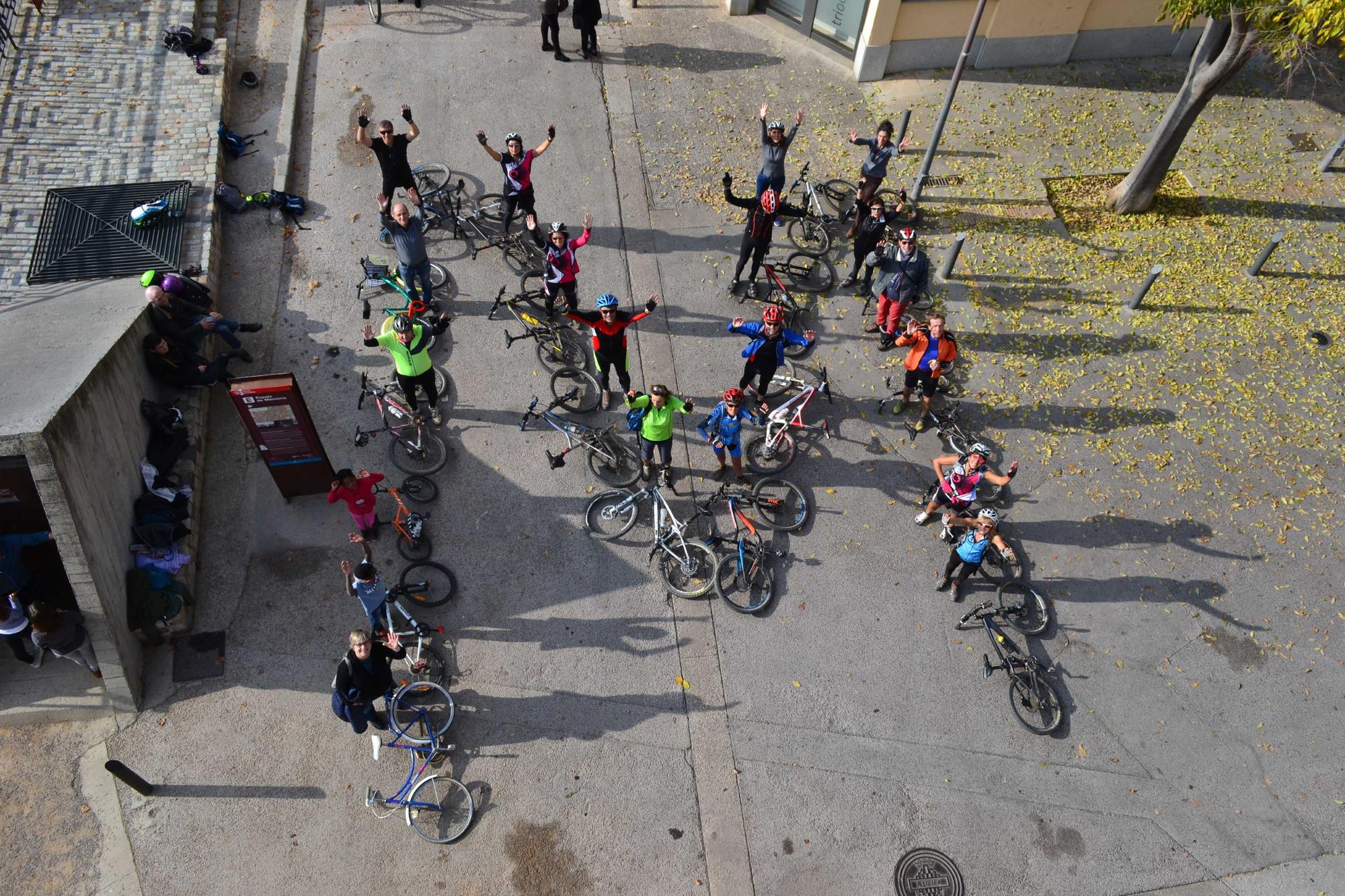 Integrants de l'entitat formant un M, la lletra escollida per l'associació com a membre de Fem bici, la federació d'entitats de la bicicleta de Catalunya