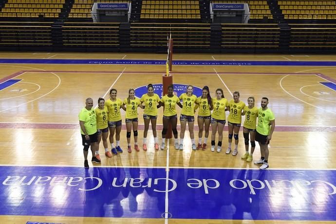 25-02-20 DEPORTES. CENTRO INSULAR DE LOS DEPORTES. LAS PALMAS DE GRAN CANARIA. Entrenamiento y foto de grupo del equipo femenino de volleyball IBSA 7 Palmas.    Fotos: Juan Castro.  | 25/02/2020 | Fotógrafo: Juan Carlos Castro