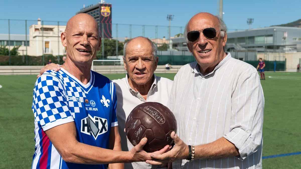 Asensi (presidente de la Agrupació) -derecha-, con Rafael Zuviría (vicepresidente) -centro- y el capitán del equipo alemán