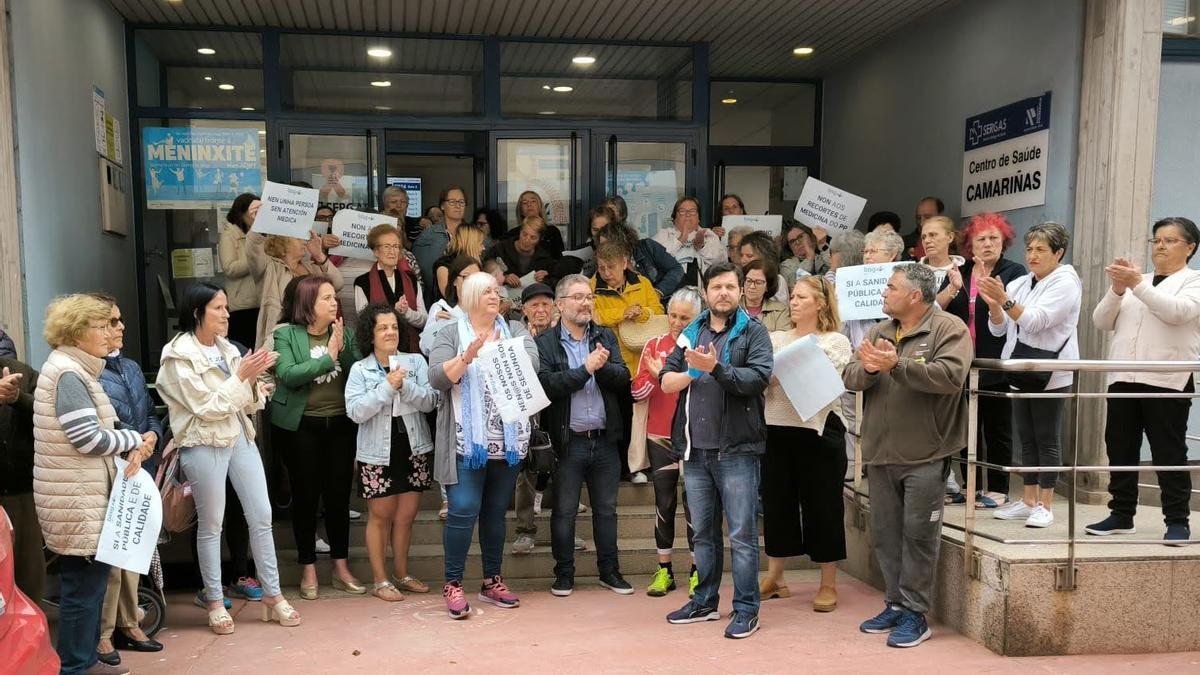 Concentración diante do centro de saúde de Camariñas.