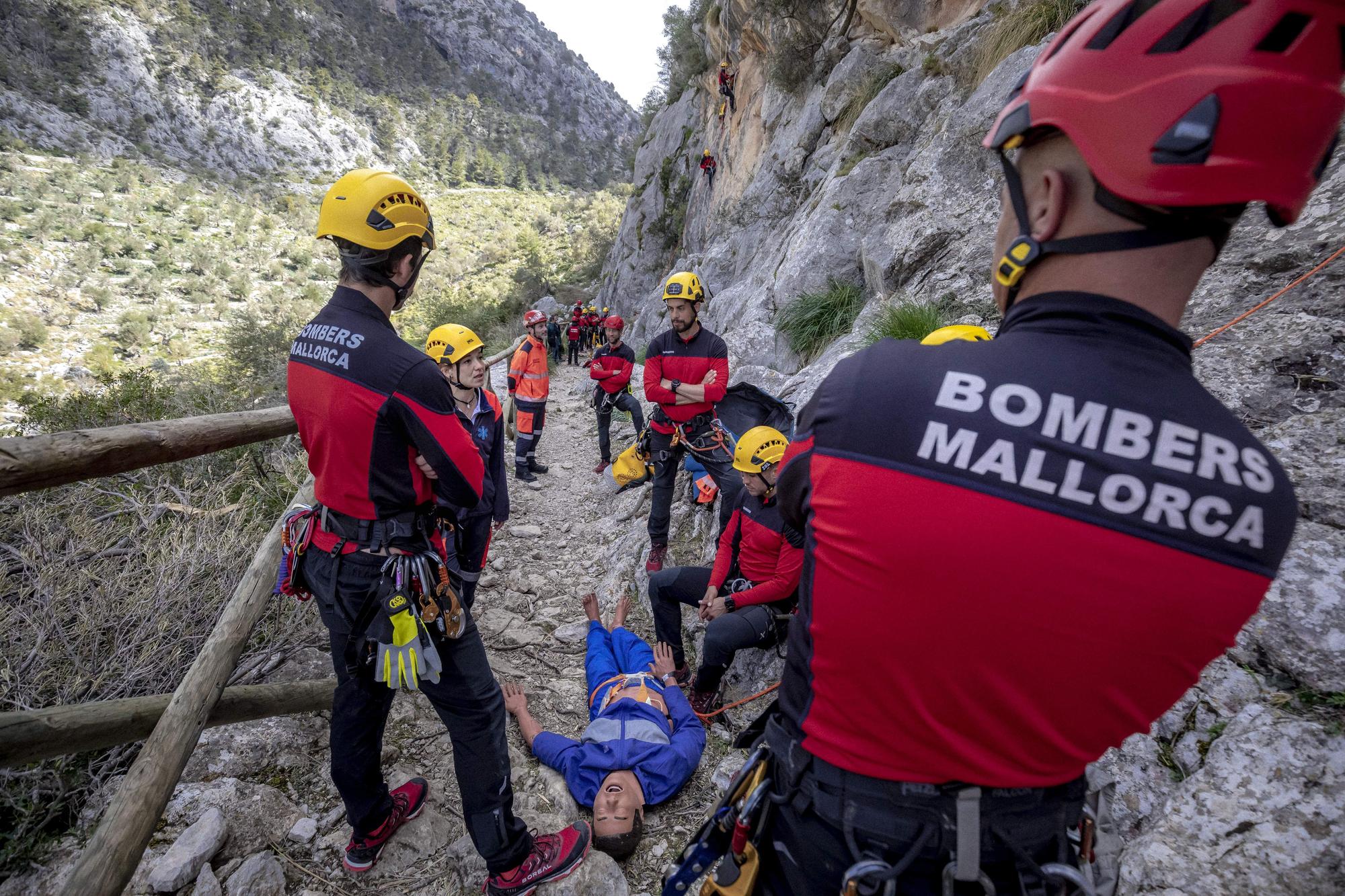 Los Bombers de Mallorca entrenan los rescates de montaña en Tossals Verds