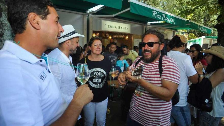 El Paseo da Calzada ya registraba muy buen ambiente ayer al mediodía. // Iñaki Abella