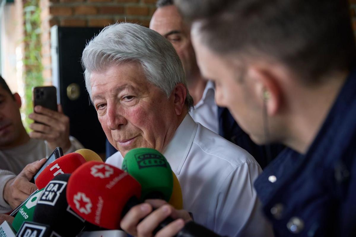 Enrique Cerezo, presidente del Atlético, a su llegada a la comida de directivas entre Atlético y Barça